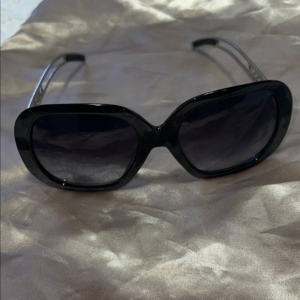 Elegant Black Oversized Sunglasses with soft case